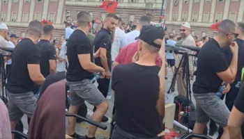 Kush lejohet të flasë në protestën para kryeministrisë? Avokati tregon prapaskenat e organizimit të tubimeve