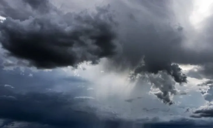 Kushte atmosferike të paqëndrueshme dhe vranësira, parashikimi i motit për këtë të enjte
