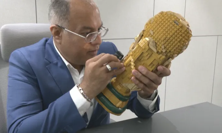 Kushton 81 mijë dollarë, Kupa e Botës më e veçantë me diamante dhe lego