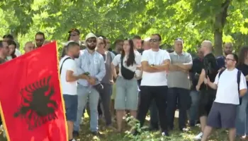 Kuvendi mblidhet në seancë plenare, qytetarët protestojnë jashtë parlamentit