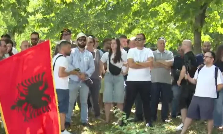 Kuvendi mblidhet në seancë plenare, qytetarët protestojnë jashtë parlamentit