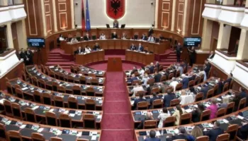 Kuvendi në seancë plenare, miratimi i projektrezolutave dhe diskutime jashtë rendit të ditës
