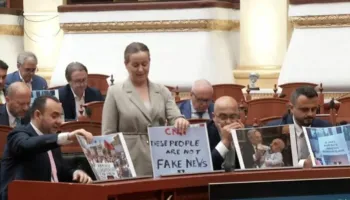 Kuvendi nis me protestë! Opozita paraqitet me pankarta: CNN these people are no fake news