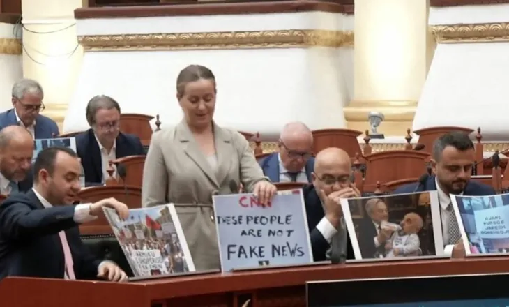 Kuvendi nis me protestë! Opozita paraqitet me pankarta: CNN these people are no fake news