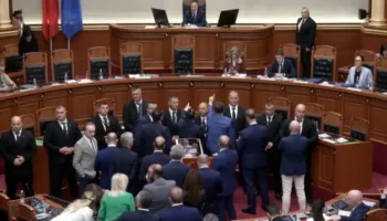 Kuvendi nuk “gjen paqe”: Seanca rinis me tensione, Peleshi e ndërpret për herë të tretë: Pushim 1 orë