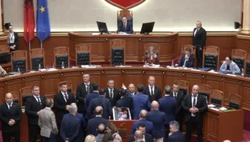 Kuvendi nuk “gjen qetësi”/ Demokratët nuk “lëshojnë” foltoren, Peleshi pezullon seancën: 1 orë pushim!