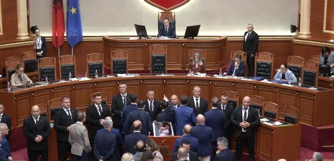 Kuvendi nuk “gjen qetësi”/ Demokratët nuk “lëshojnë” foltoren, Peleshi pezullon seancën: 1 orë pushim!