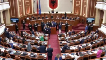 Kuvendi rikthehet mes trazirave, deputetët e PD s’lejojnë fjalën e ministrit Hoxha, seanca ndërpritet për herë të dytë