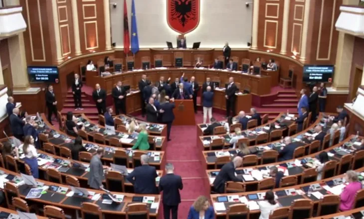 Kuvendi rikthehet mes trazirave, deputetët e PD s’lejojnë fjalën e ministrit Hoxha, seanca ndërpritet për herë të dytë