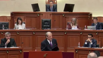 Kuvendi rrëzon kërkesën e PD për ndryshimin e rendit të ditës dhe diskutimin e raportit të miratuar nga PE