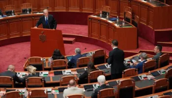 “Ky është pasardhës i një familje kallajxhi”/ Berisha-Piro Vengut: Thuaju shqiptarëve, dezertove nga ushtria apo jo?