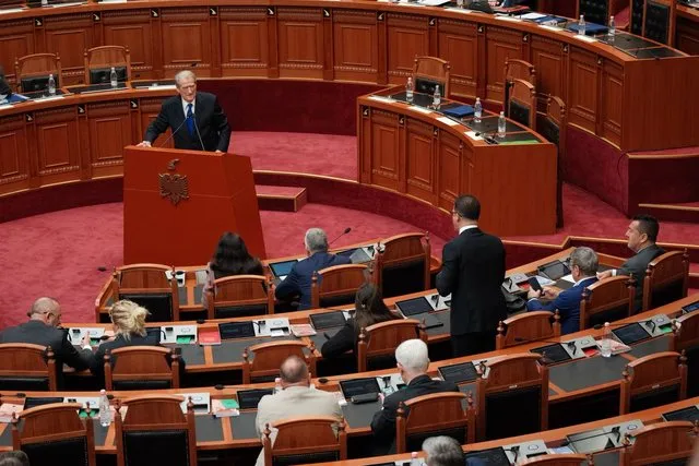“Ky është pasardhës i një familje kallajxhi”/ Berisha-Piro Vengut: Thuaju shqiptarëve, dezertove nga ushtria apo jo?