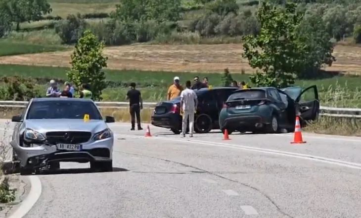 LAJM I FUNDIT/ Aksident i rëndë në aksin Levan-Tepelenë, përplasen 5 automjete, disa të plagosur
