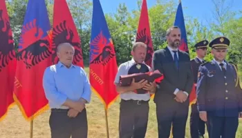 Lamtumira e Enea Mekollit, familjes i dorëzohen kapela dhe certifikata! Policia qëllon në ajër në shenjë nderimi