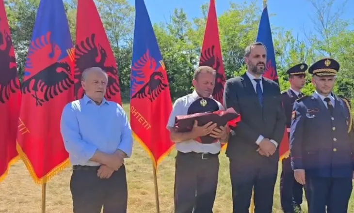 Lamtumira e Enea Mekollit, familjes i dorëzohen kapela dhe certifikata! Policia qëllon në ajër në shenjë nderimi
