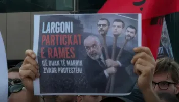 “Larg partiçkat e Ramës që duan të marrin zvarrë protestën”/ Qori, Shehaj e Lapaj të padëshiruar në tubimin për ‘Zvërnecin’