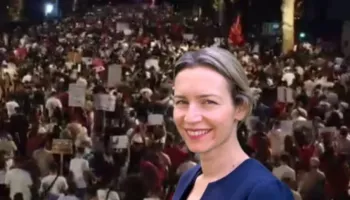Lea Ypi publikon foton nga protesta e 11 në Tiranë: Shumë krenare…