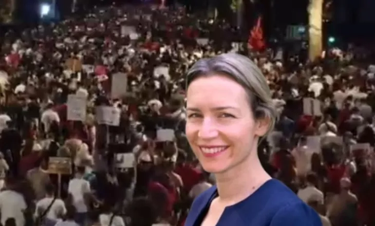 Lea Ypi publikon foton nga protesta e 11 në Tiranë: Shumë krenare…