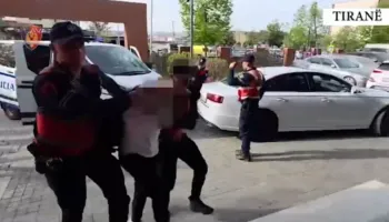 Lëvizte i armatosur në motor, arrestohet 21-vjeçari në Tiranë. Në pranga për moskallëzim krimi dhe shoku