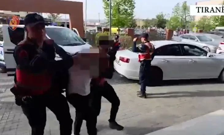Lëvizte i armatosur në motor, arrestohet 21-vjeçari në Tiranë. Në pranga për moskallëzim krimi dhe shoku