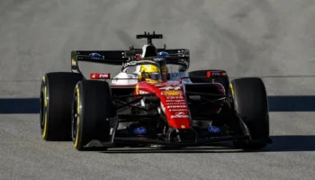 Lewis Hamilton shkëlqen në Barcelonë dhe korr fitoren e parë me Ferrari, tërhiqen Antonelli dhe Leclerc
