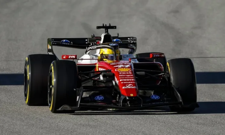Lewis Hamilton shkëlqen në Barcelonë dhe korr fitoren e parë me Ferrari, tërhiqen Antonelli dhe Leclerc