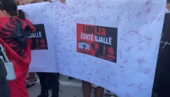 ‘Lidhja është gjallë’/ Dhjetëra protestues firmosin bashkimin në një ‘aleancë’ të re si ajo e Prizrenit