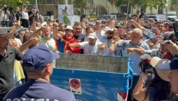 “Lironi protestuesit”/ Protestuesit shkojnë të Drejtoria e Policisë: Turp, turp
