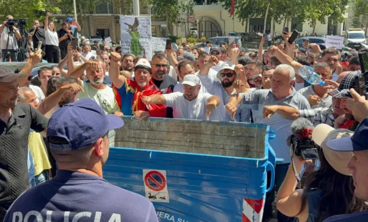“Lironi protestuesit”/ Protestuesit shkojnë të Drejtoria e Policisë: Turp, turp