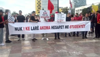 Live/ Dita e 12-të e protestës, qytetarët mblidhen para Kryeministrisë me pankarta në duar: Nuk i ke larë hesapet me studentët