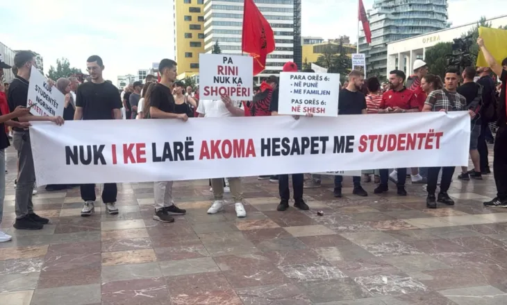 Live/ Dita e 12-të e protestës, qytetarët mblidhen para Kryeministrisë me pankarta në duar: Nuk i ke larë hesapet me studentët