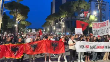 Live/ Dita e 12-të e protestës, qytetarët nisin marshimin në rrugët e kryeqytetit, një pjesë ende me fjalime para Kryeministrisë