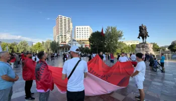 LIVE/ Dita e dhjetë e protestës, qytetarët mblidhen sërish në sheshin Skënderbej, marshojnë drejt Kryeministrisë