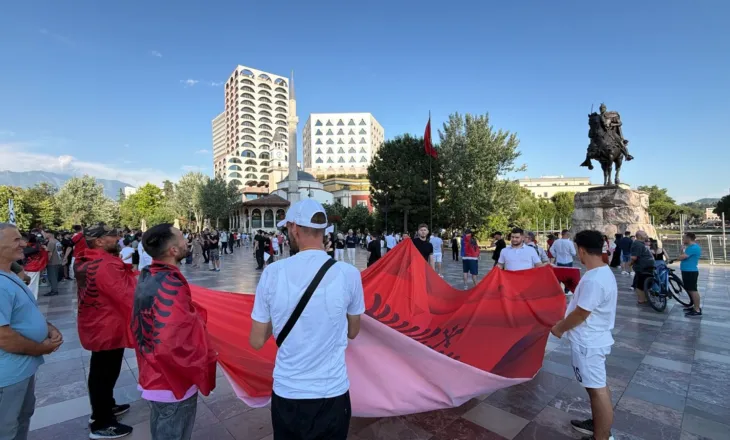 LIVE/ Dita e dhjetë e protestës, qytetarët mblidhen sërish në sheshin Skënderbej, marshojnë drejt Kryeministrisë