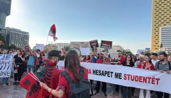 Live/ Dita e nëntë e protestës kundër projektit në Zvërnec, qytetarët grumbullohen në shesh, nis marshimi drejt bulevardit ‘Dëshmorët e Kombit’