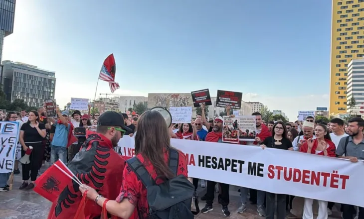 Live/ Dita e nëntë e protestës kundër projektit në Zvërnec, qytetarët grumbullohen në shesh, nis marshimi drejt bulevardit ‘Dëshmorët e Kombit’