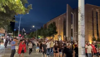 Live/ Dita e nëntë e protestës kundër projektit në Zvërnec, qytetarët marshojnë në rrugët e Tiranës