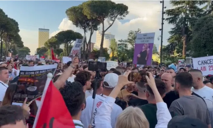 Live/ Dita e nëntë e protestës kundër projektit në Zvërnec, shpaloset manifesti: Qeveri transitore e votuar nga populli, vetting për çdo politikan