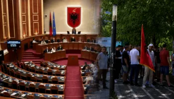 LIVE! Kuvendi mblidhet në seancë plenare, disa qytetarë protestojnë jashtë godinës