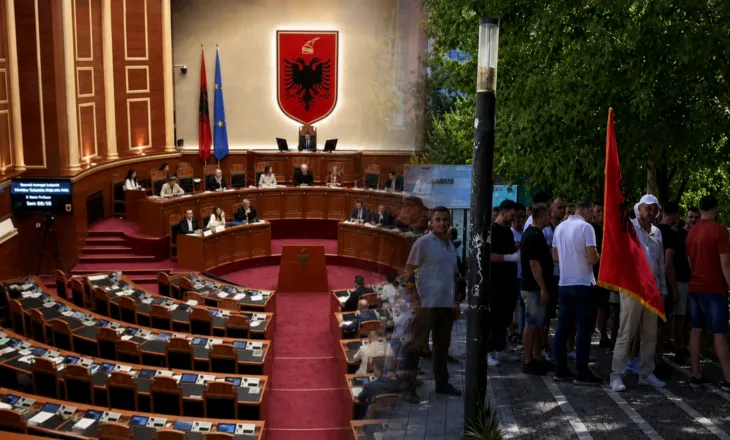 LIVE! Kuvendi mblidhet në seancë plenare, disa qytetarë protestojnë jashtë godinës