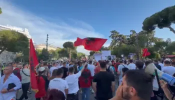 LIVE/ “Mos bini pre e provokimeve, ndryshe thërrasim policinë t’i arrestojë”, dita e 11-të e protestës, debat mes qytetarëve për flamurin amerikan