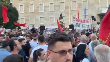 LIVE/ “Mos bini pre e provokimeve, të ngremë një forum kombëtar gjithëpërfshirës”, dita e 11-të e protestës, një nga organizatorët thirrje turmës: Ju lutem mos të bjerë ky tubim