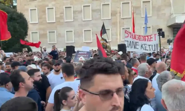 LIVE/ “Mos bini pre e provokimeve, të ngremë një forum kombëtar gjithëpërfshirës”, dita e 11-të e protestës, një nga organizatorët thirrje turmës: Ju lutem mos të bjerë ky tubim