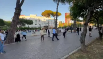 Live/ “Na thanë ‘ju do humbisni’”, dita e 13-të e protestës, qytetarët ndërpresin fjalimet dhe përplasen fizikisht me mbështetësit e PS-së para Kryeministrisë