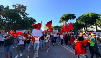 LIVE/ Nga sheshi “Skënderbej” drejt Kryeministrisë, qytetarët vijojnë protestën e gjashtë kundër projektit në Zvërnec