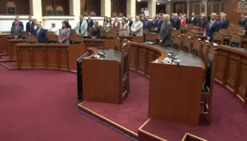 LIVE/ Nis Kuvendi! Deputetët mbajnë një minutë heshtje për policin e vrarë në Maliq
