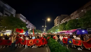 LIVE/ Pas 3 orësh protestë te Kryeministria, qytetarët marshojnë në rrugët e kryeqytetit. Përplasje me anëtarët e FRPD, thirrje për mbledhjen e një Kuvendi Kombëtar