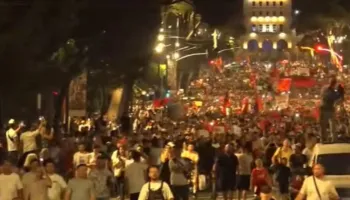LIVE/ Pas 3 orësh protestë te Kryeministria, qytetarët nisin marshimin në rrugët e kryeqytetit. Përplasje me anëtarët e FRPD, thirrje për mbledhjen e një Kuvendi Kombëtar