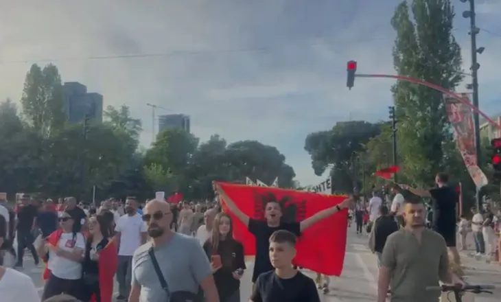 LIVE/ Pas katër orësh, mbyllet protesta e shtatë në Tiranë kundër investimit në Zvërnec, çfarë kërkojnë tubuesit