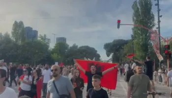LIVE/ Pas katër orësh, mbyllet protesta e shtatë në Tiranë kundër investimit në Zvërnec, qytetarët kërkojnë anulimin e projektit
